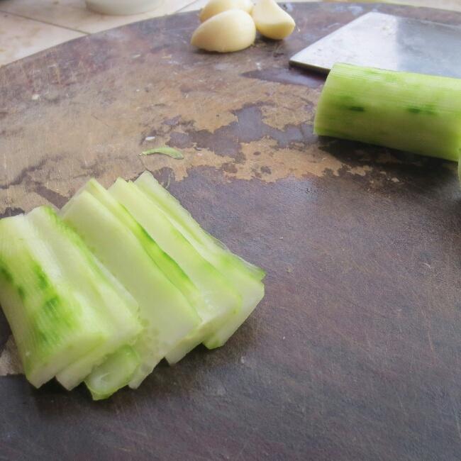 夏日小清新—黃瓜蛋炒飯的做法 步骤2