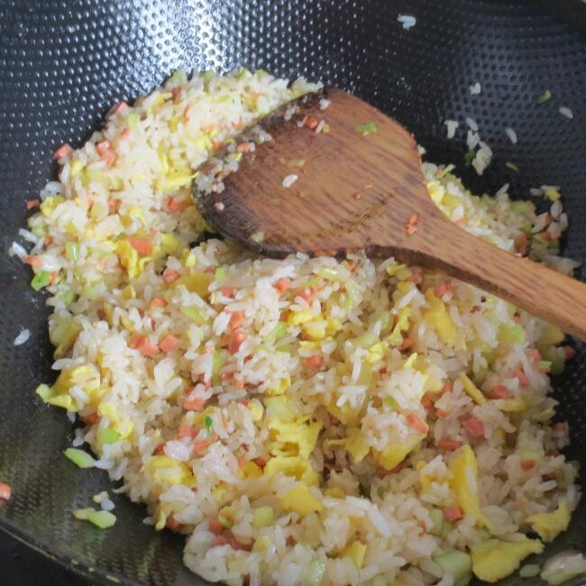 夏日小清新—黃瓜蛋炒飯的做法 步骤8