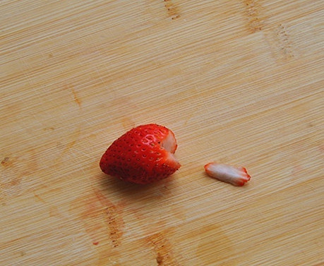 金魚（草莓創意擺盤）的做法 步骤1
