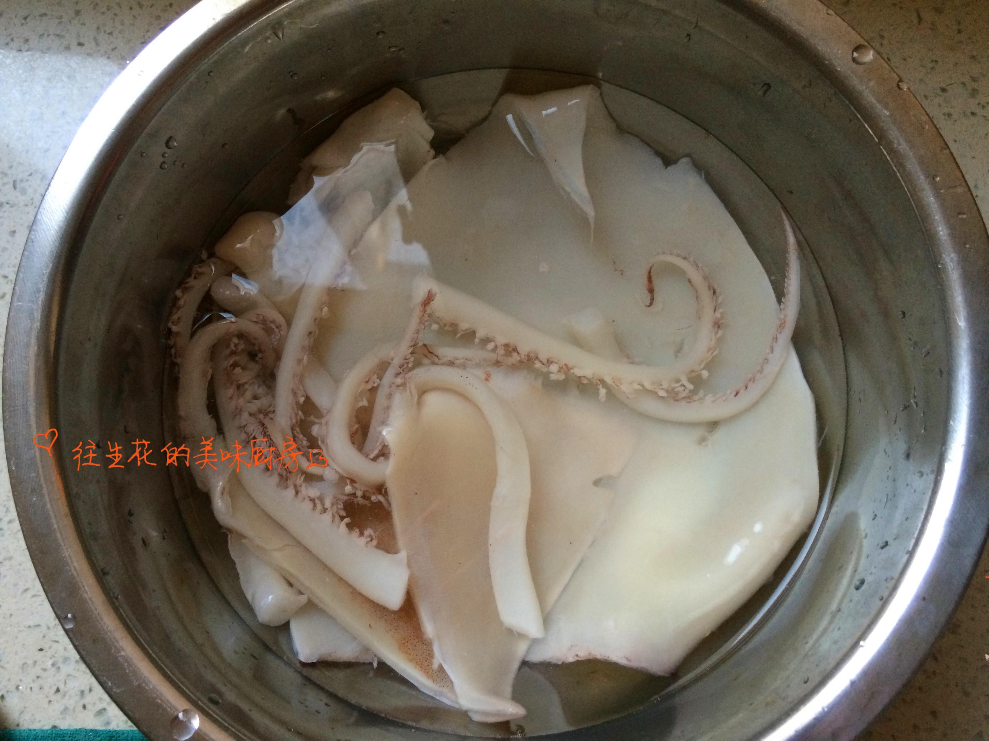 西芹炒魷魚花的做法 步骤1