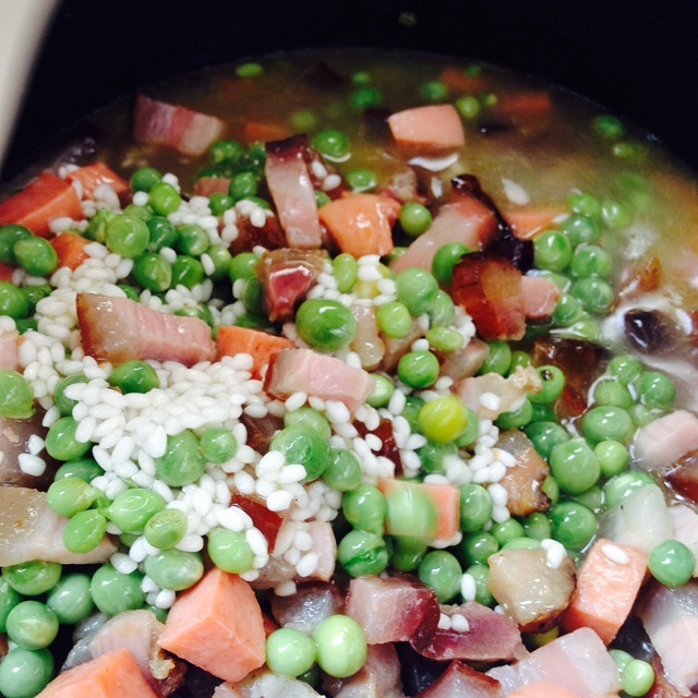 臘肉豌豆糯米燜飯的做法 步骤8