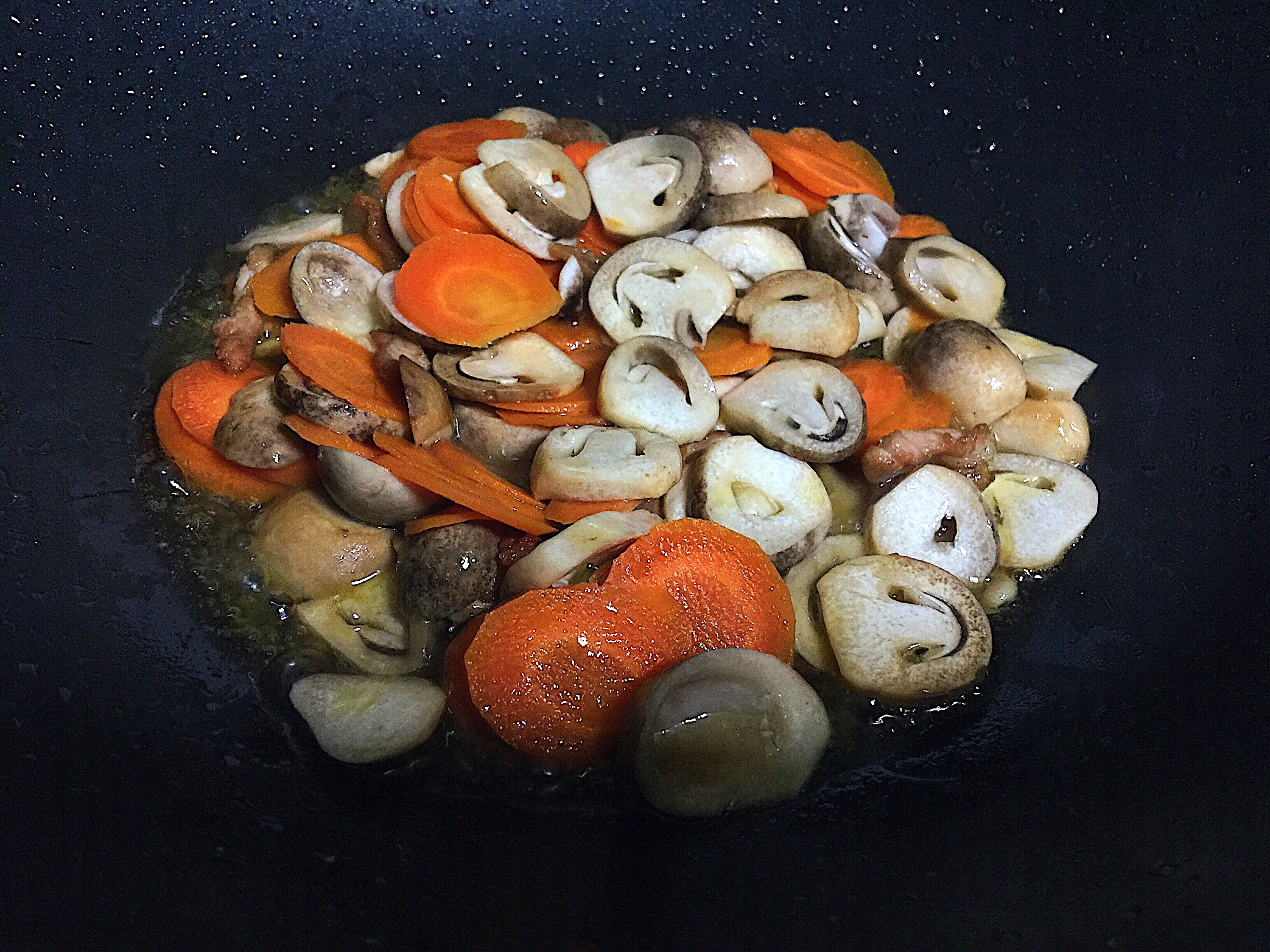 草菇胡蘿蔔炒肉的做法 步骤3