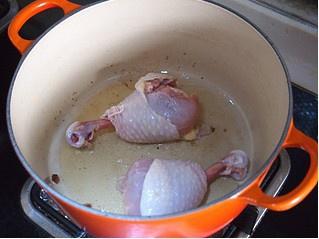 鍋烤紅酒草菇雞腿的做法 步骤4