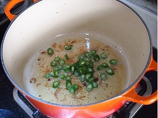 鍋烤紅酒草菇雞腿的做法 步骤7