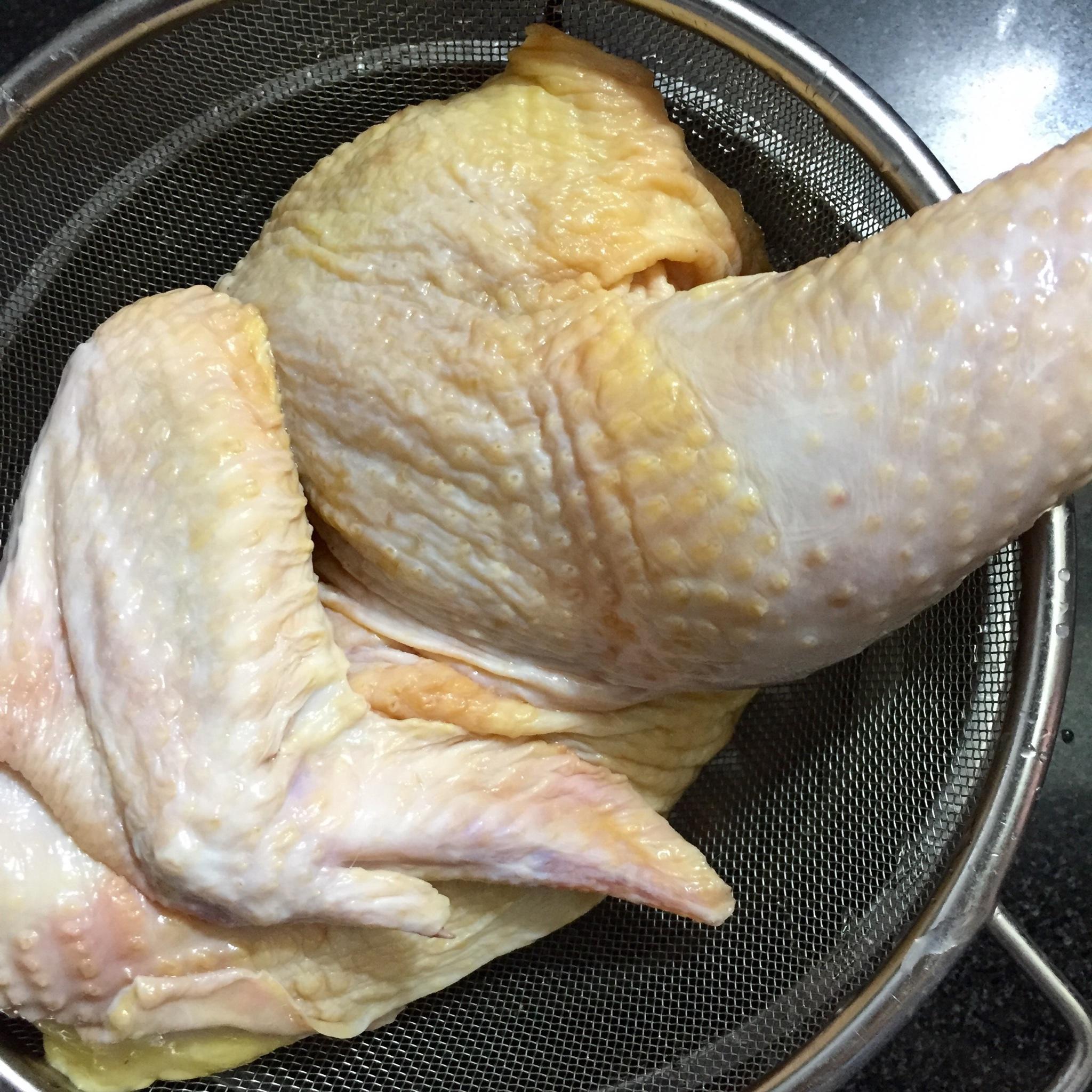 電飯煲版鹽焗雞的做法 步骤1