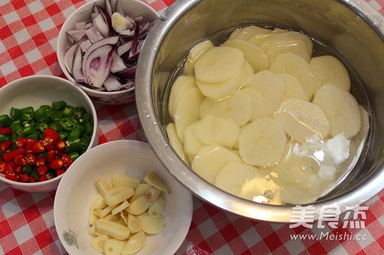 幹鍋土豆片的做法 步骤3