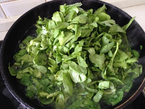 核桃仁涼拌蓬蒿菜的做法 步骤4