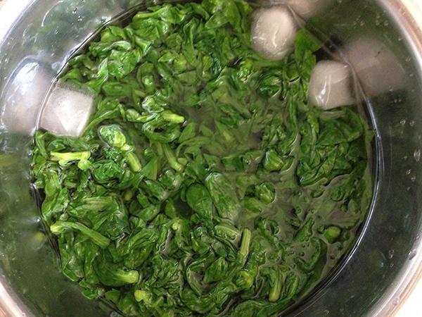 核桃仁涼拌蓬蒿菜的做法 步骤5