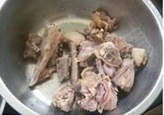 茶樹菇煲水鴨湯的做法 步骤2