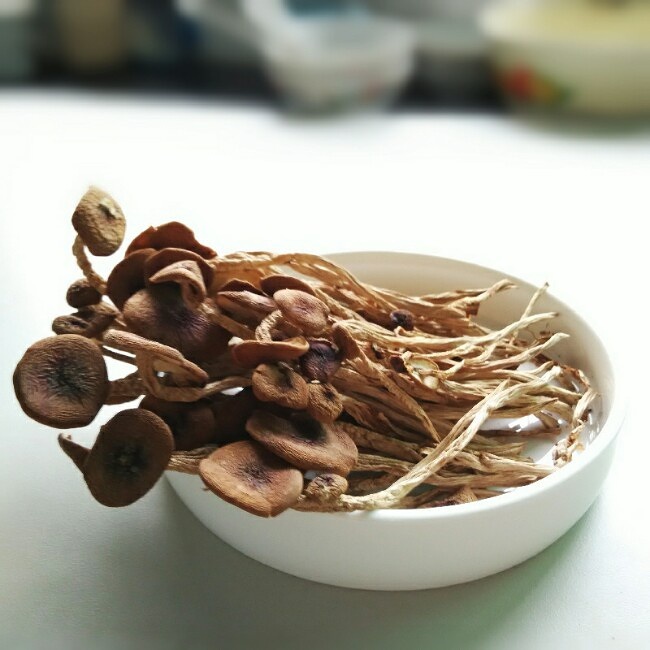老饒家丨茶樹菇燒肉的做法 步骤1