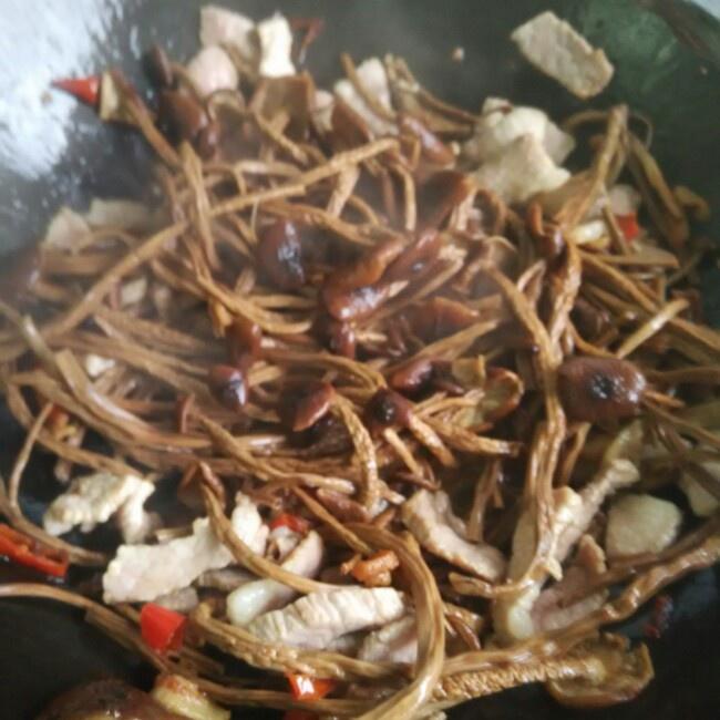老饒家丨茶樹菇燒肉的做法 步骤5