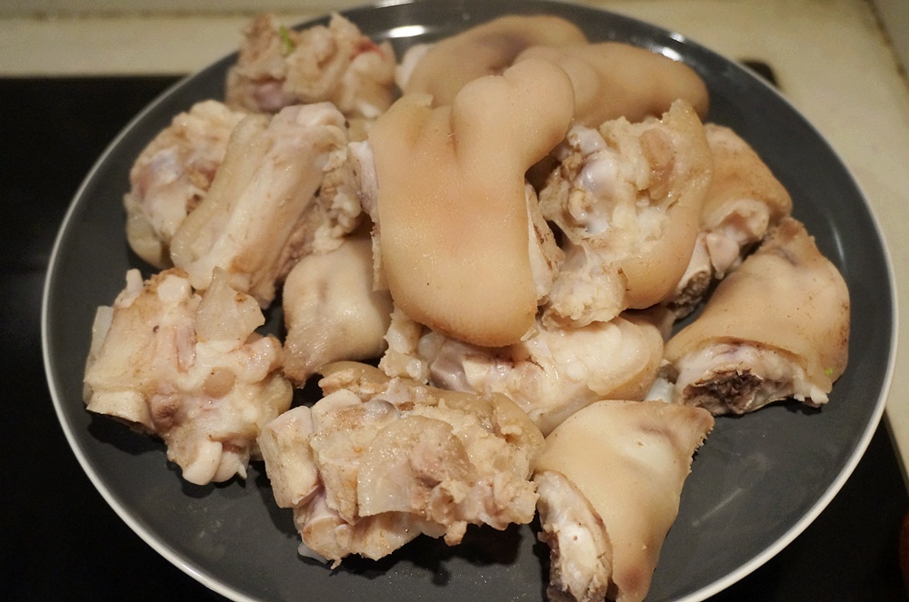 茶樹菇燜豬蹄的做法 步骤1