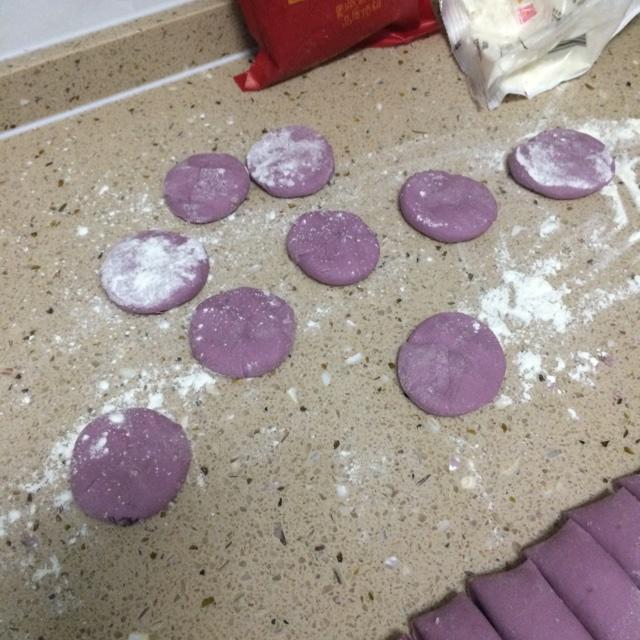 紫薯玫瑰花捲饅頭的做法 步骤3