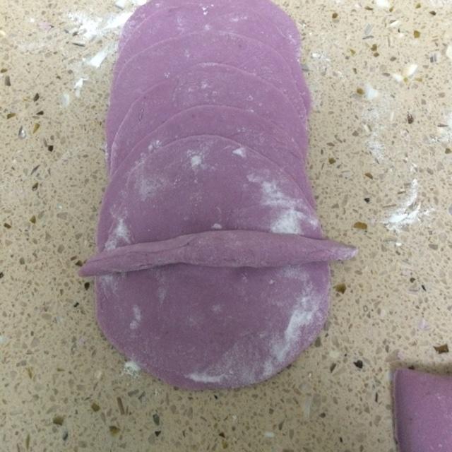紫薯玫瑰花捲饅頭的做法 步骤4