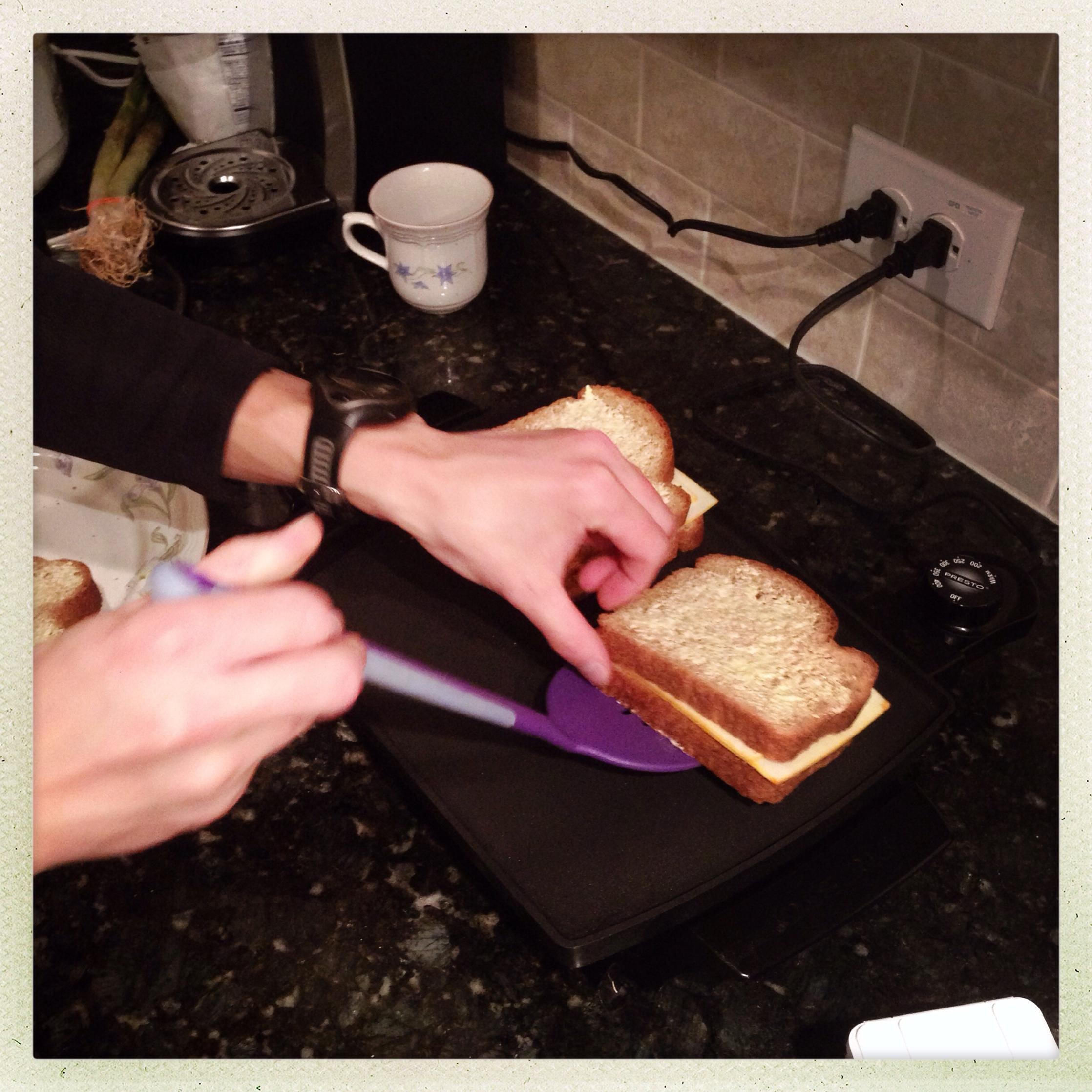 烤芝士三明治（Grilled Cheese Sandwich）的做法 步骤3