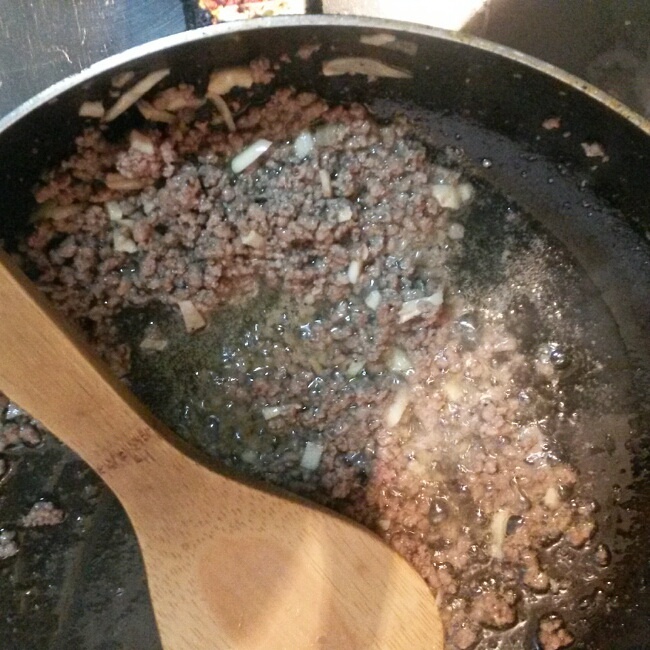 牛肉碎焗土司的做法 步骤2