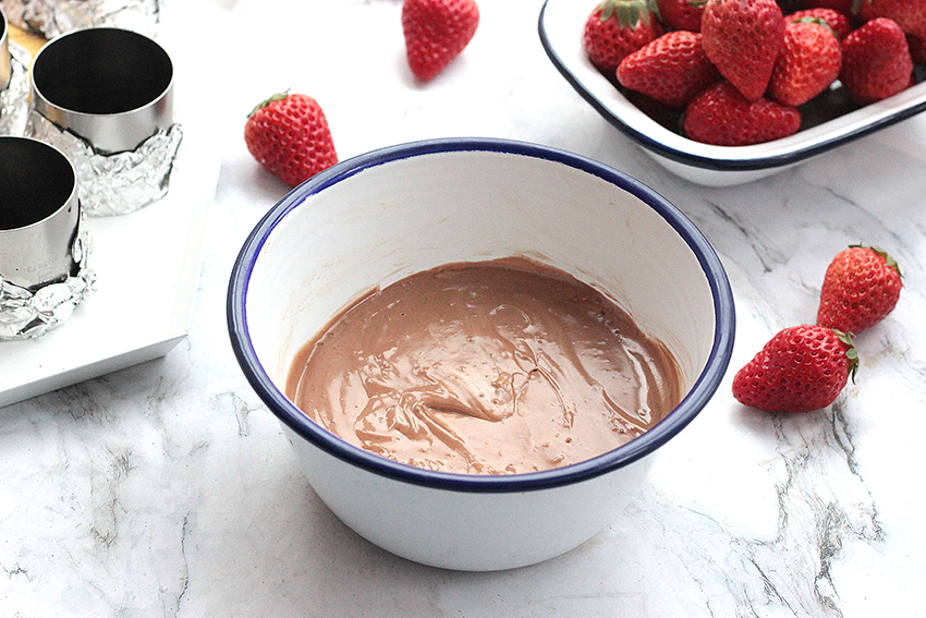 草莓巧克力慕斯杯的做法 步骤9
