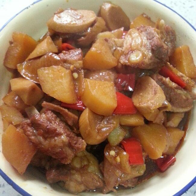 電飯煲土豆洋蔥雞腿菇燜排骨的做法 步骤1