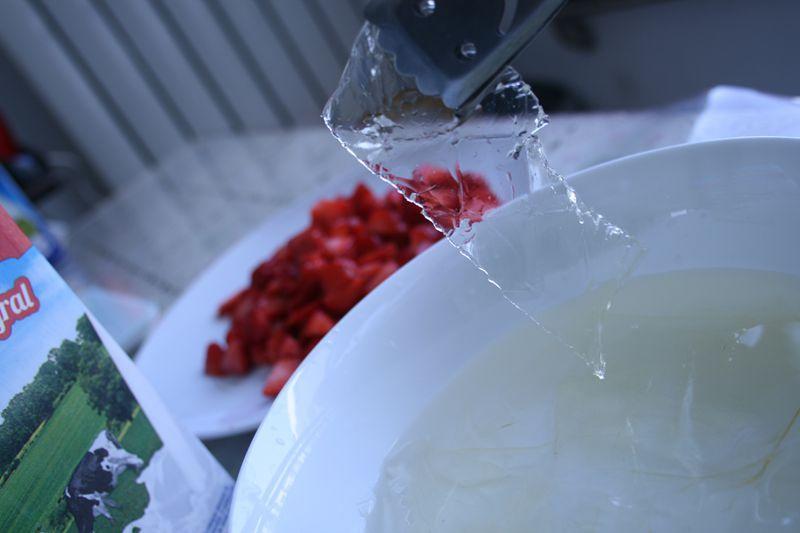 免考系列 草莓奶香布丁的做法 步骤2