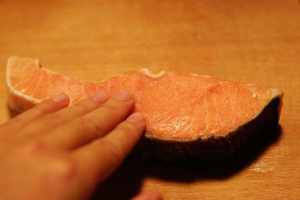 鹽漬鮭魚的做法 步骤1