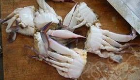 家常螃蟹煮粉幹的做法 步骤4