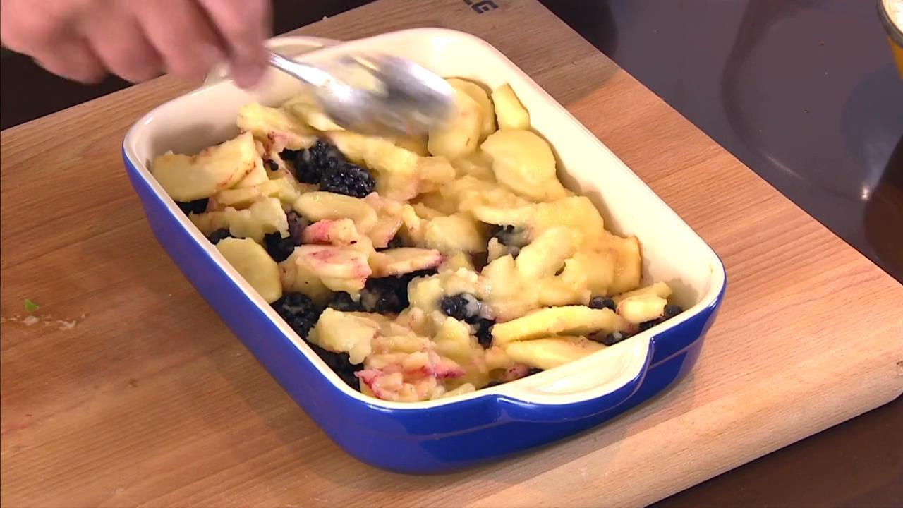【保羅教你做布丁和派】蘋果黑莓金寶酥粒派的做法 步骤3