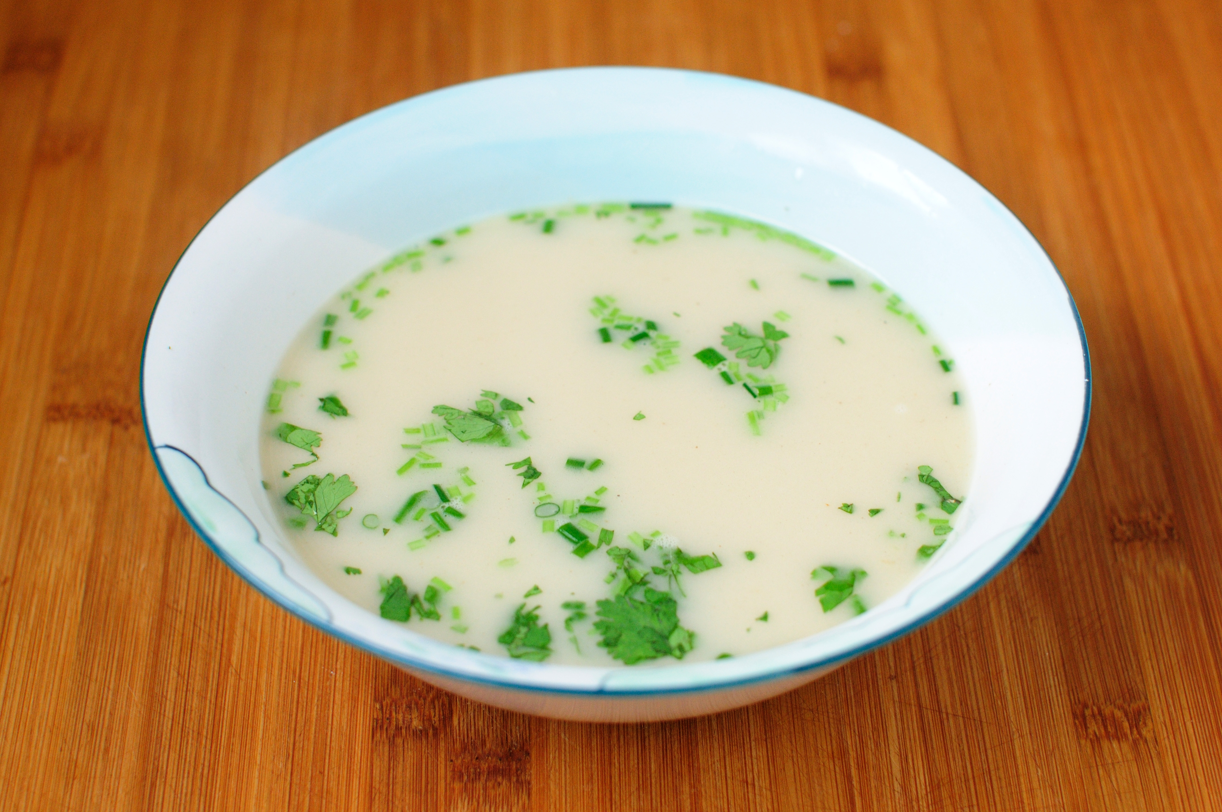 清燉鯽魚湯 三個關鍵步驟讓你輕鬆燉出湯濃味鮮色白似奶的鯽魚湯的做法 步骤7