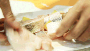 【金字美食廚房】火腿錫紙烤鱸魚的做法 步骤2
