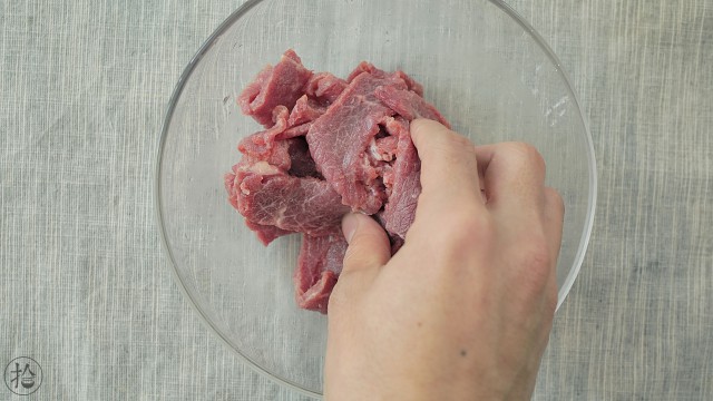 菌菇牛肉煲的做法 步骤3
