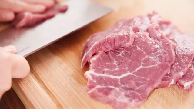 水煮牛肉：《中餐廳》張亮拿手菜（視訊菜譜）的做法 步骤1