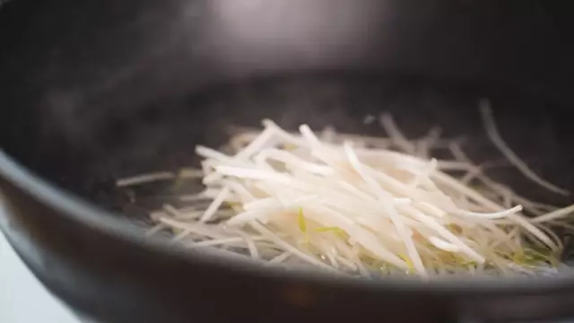 水煮牛肉：《中餐廳》張亮拿手菜（視訊菜譜）的做法 步骤5