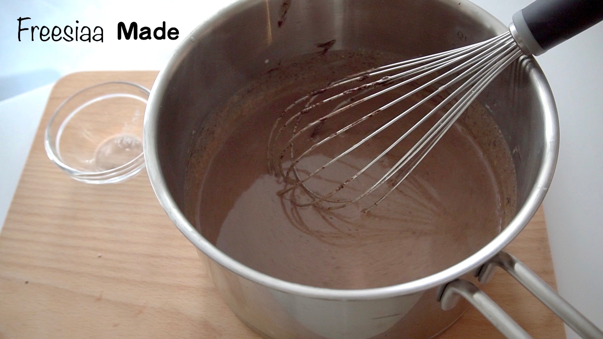（視訊菜譜）滴落巧克力蛋糕的做法 步骤3