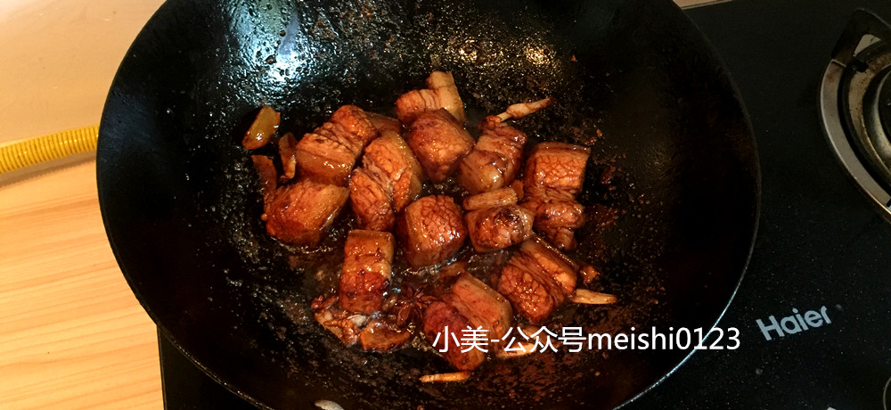 香辣味的紅燒肉+蠶豆。的做法 步骤5