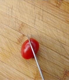 在10秒內把小西紅柿切成心形的做法 步骤2
