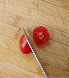 在10秒內把小西紅柿切成心形的做法 步骤3