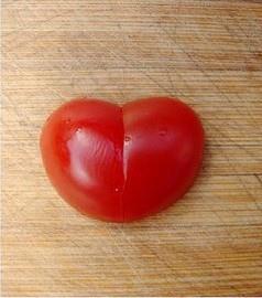 在10秒內把小西紅柿切成心形的做法 步骤6