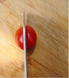 在10秒內把小西紅柿切成心形的做法 步骤5