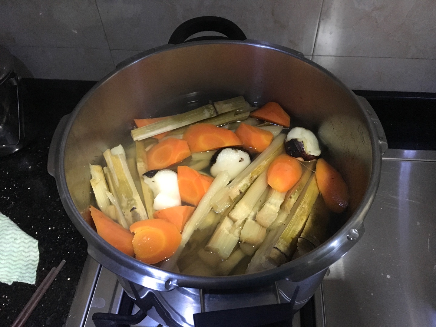 茅根甘蔗紅蘿蔔馬蹄水的做法 步骤3