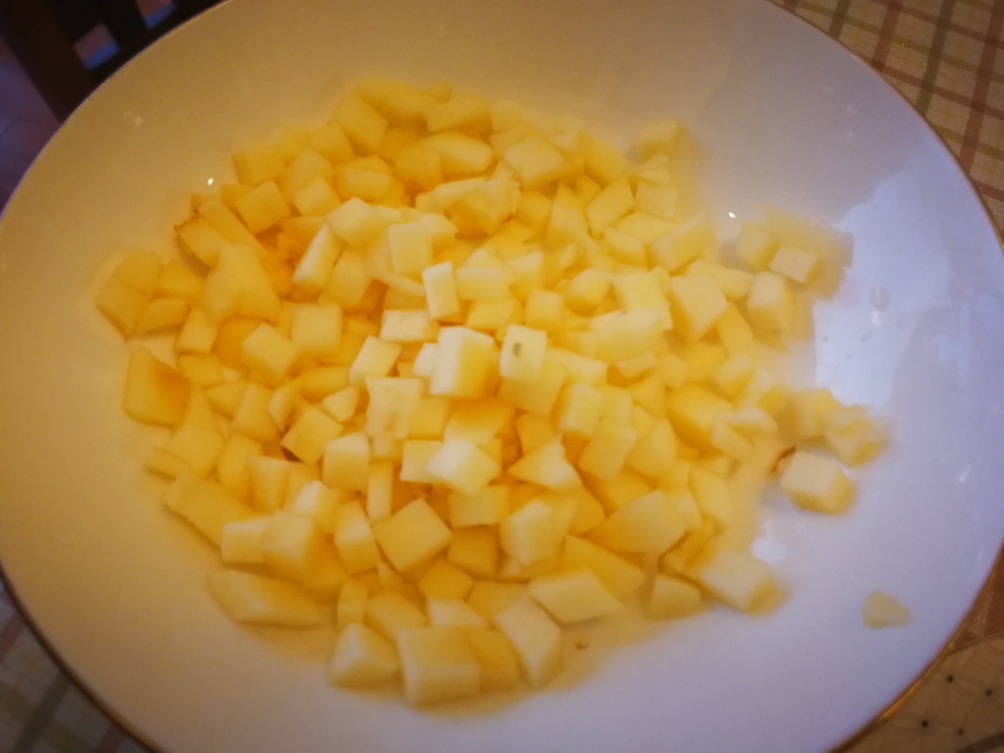 花生蘋果拌苦菊的做法 步骤3