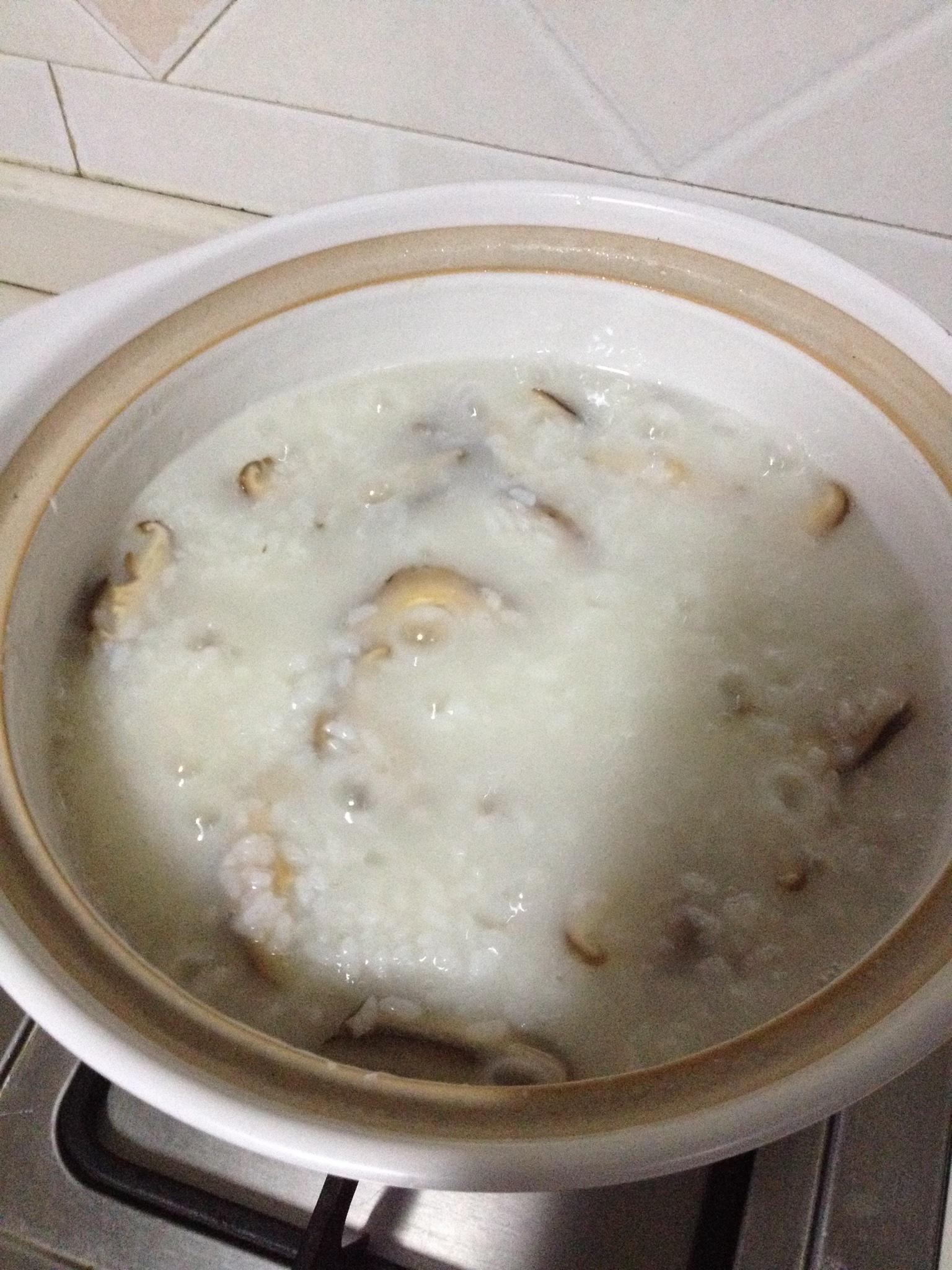 砂鍋基圍蝦粥的做法 步骤3