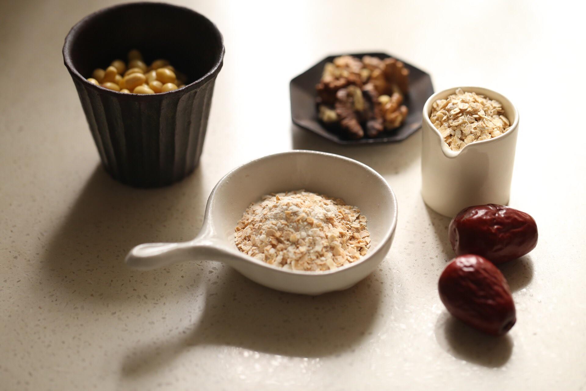【闔家幸福】新年早餐—燕麥核桃豆漿的做法 步骤1