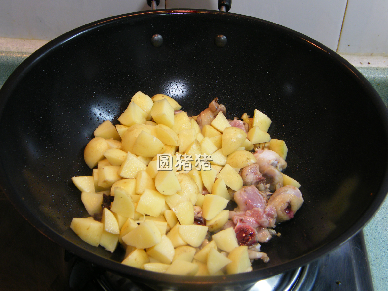土豆燜雞塊的做法 步骤4