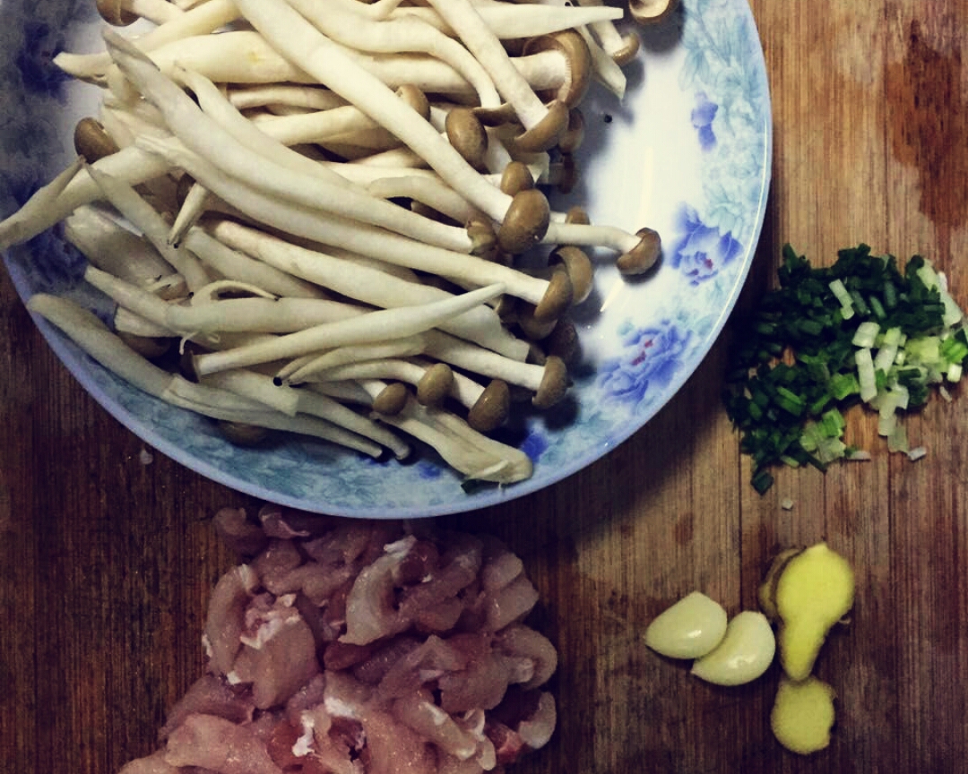 海鮮菇(白玉菇、茶樹菇)炒肉片的做法 步骤1