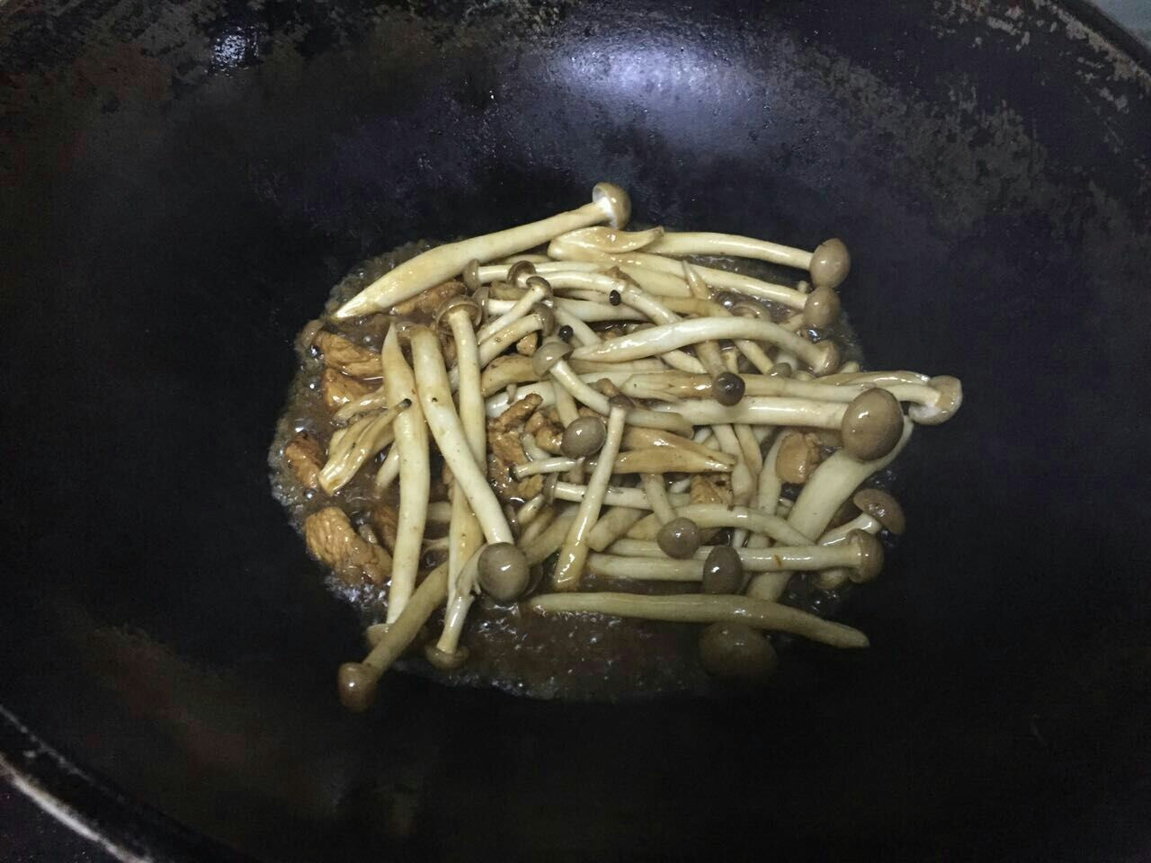 海鮮菇(白玉菇、茶樹菇)炒肉片的做法 步骤4