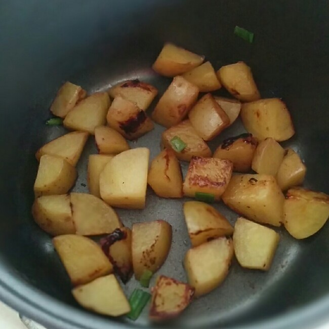 茶水臘腸土豆白玉菇燜飯的做法 步骤2