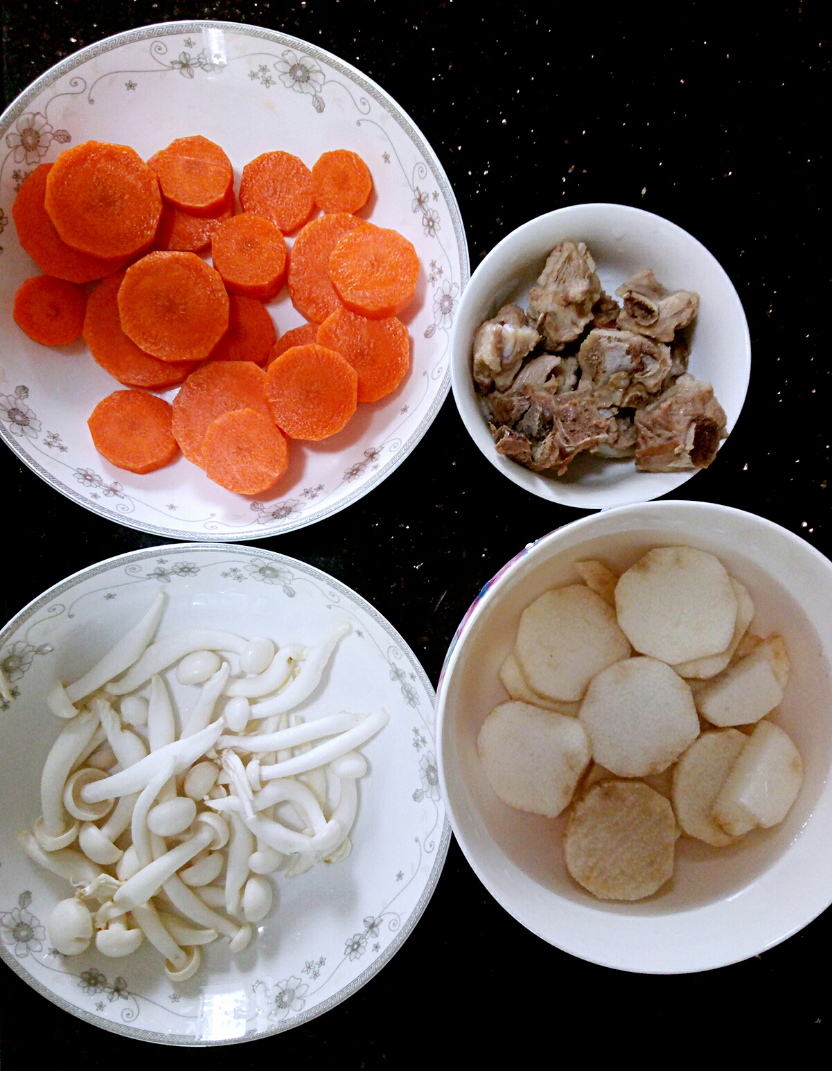 白玉菇胡蘿蔔山藥排骨湯的做法 步骤2