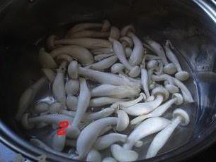 白玉菇冬筍炒香腸的做法 步骤2