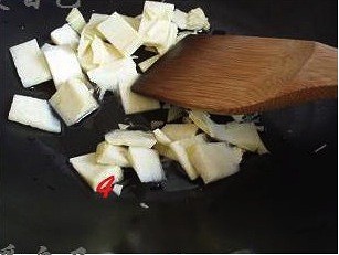 白玉菇冬筍炒香腸的做法 步骤4