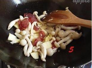 白玉菇冬筍炒香腸的做法 步骤5