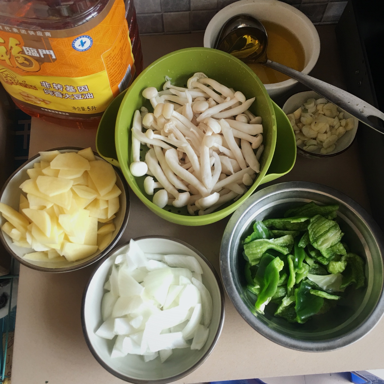 洋蔥土豆白玉菇的做法 步骤1